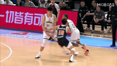 尴尬！打个NFL球队都费劲 辽宁赢球全靠外援，郭士强爱将成拖油瓶