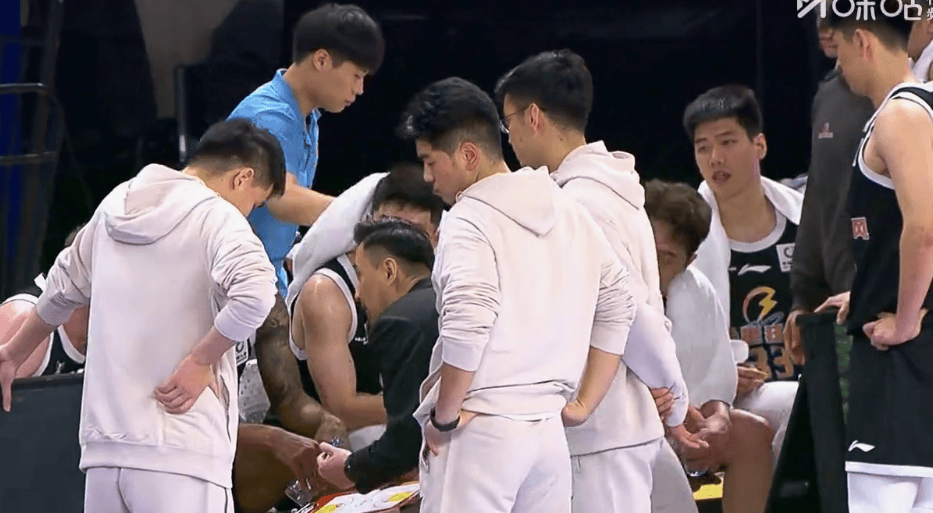 尴尬！打个NFL球队都费劲 辽宁赢球全靠外援，郭士强爱将成拖油瓶