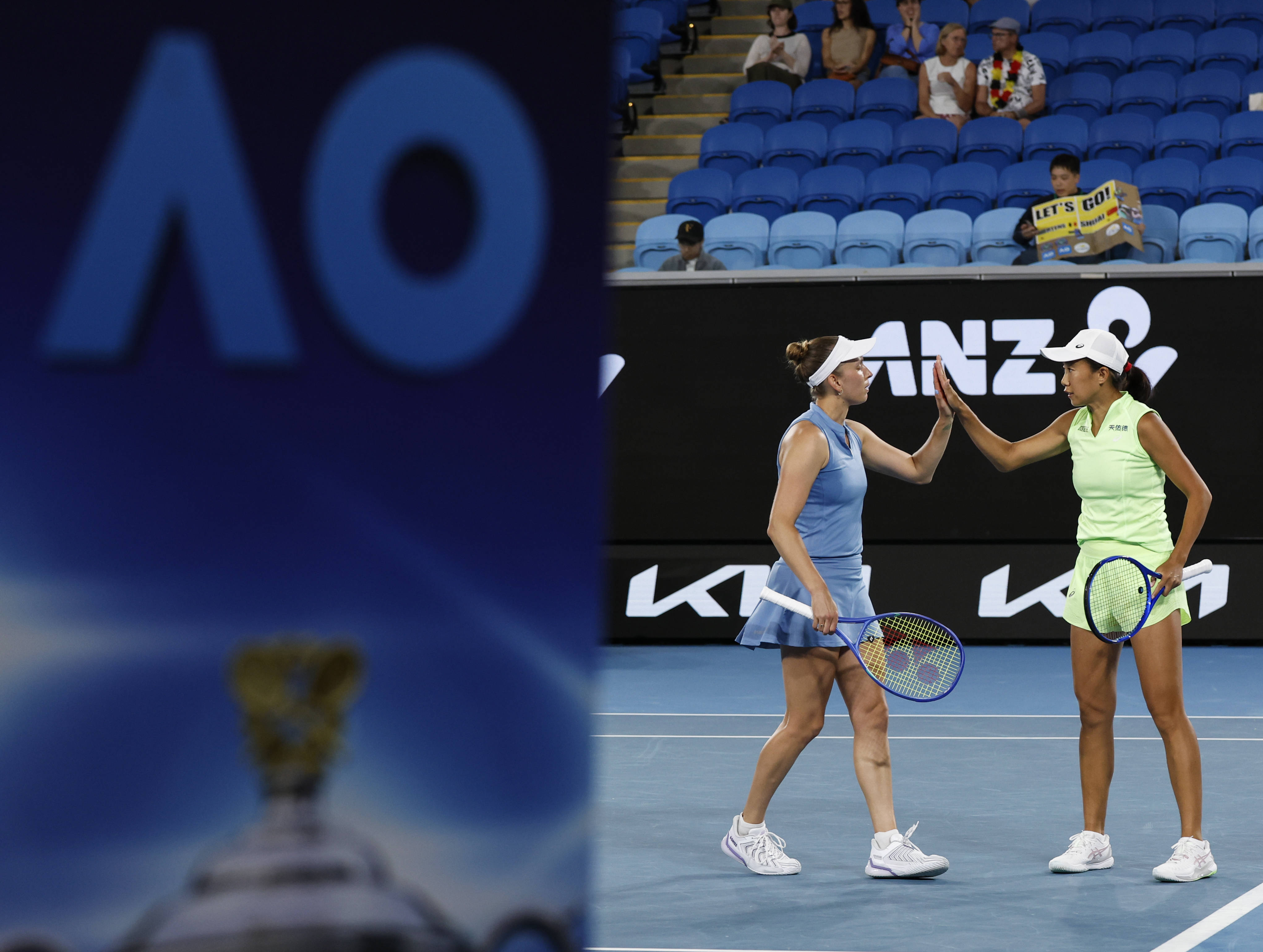 澳网：张帅/梅尔滕斯晋级女双决赛